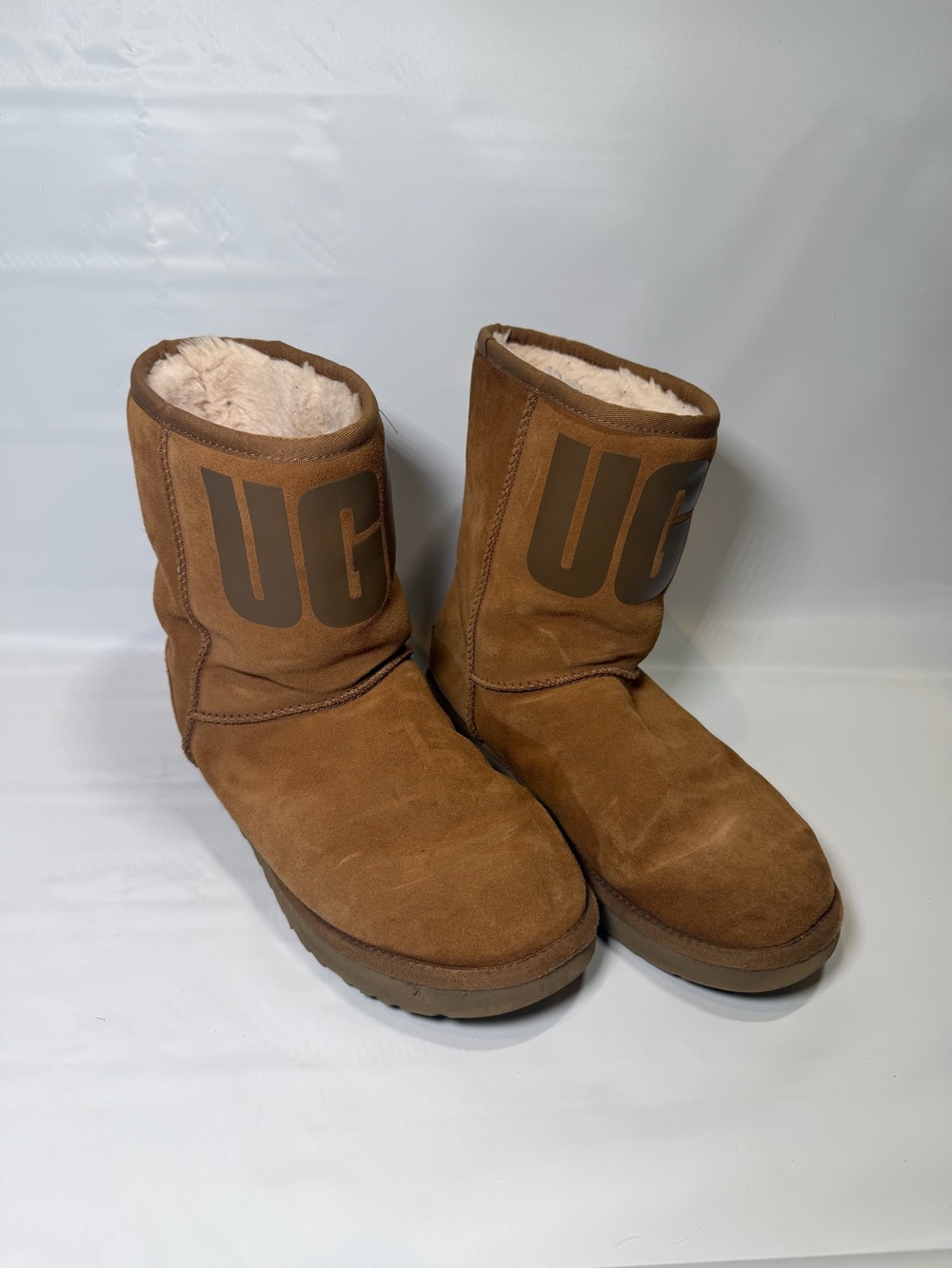 UGG Womans Short Shearling Boots in Chestnut Brown Sz 9 Fair Sole Condition